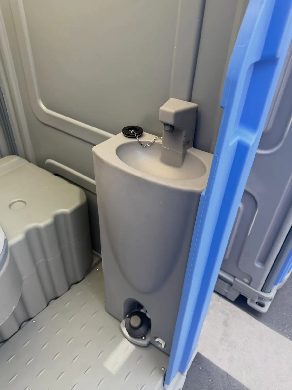 Deluxe flushing unit